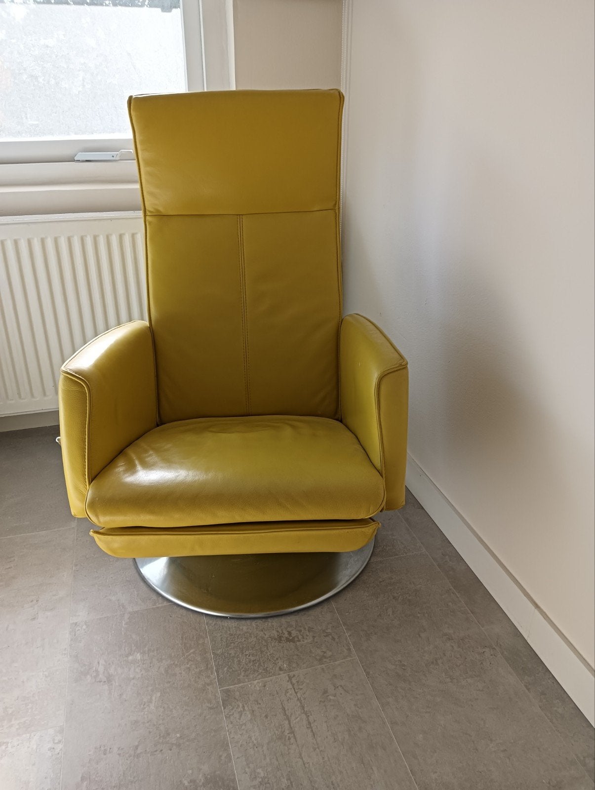 Gele relaxfauteuil met draaivoet