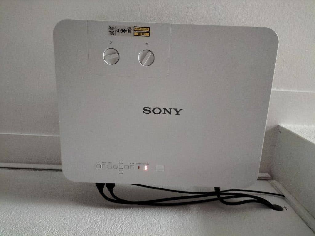 Sony VPL - PHZ50 laser beamer met 5000 ANSI lumen, Ophalen, Boek of Tijdschrift