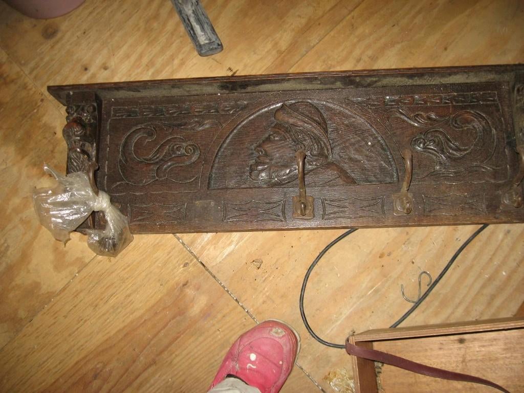 Oude antieke kapstok van eikenhout. Mooi houtsnijwerk., Huis en Inrichting, Wandkapstok, Gebruikt, Ophalen of Verzenden, Minder dan 100 cm