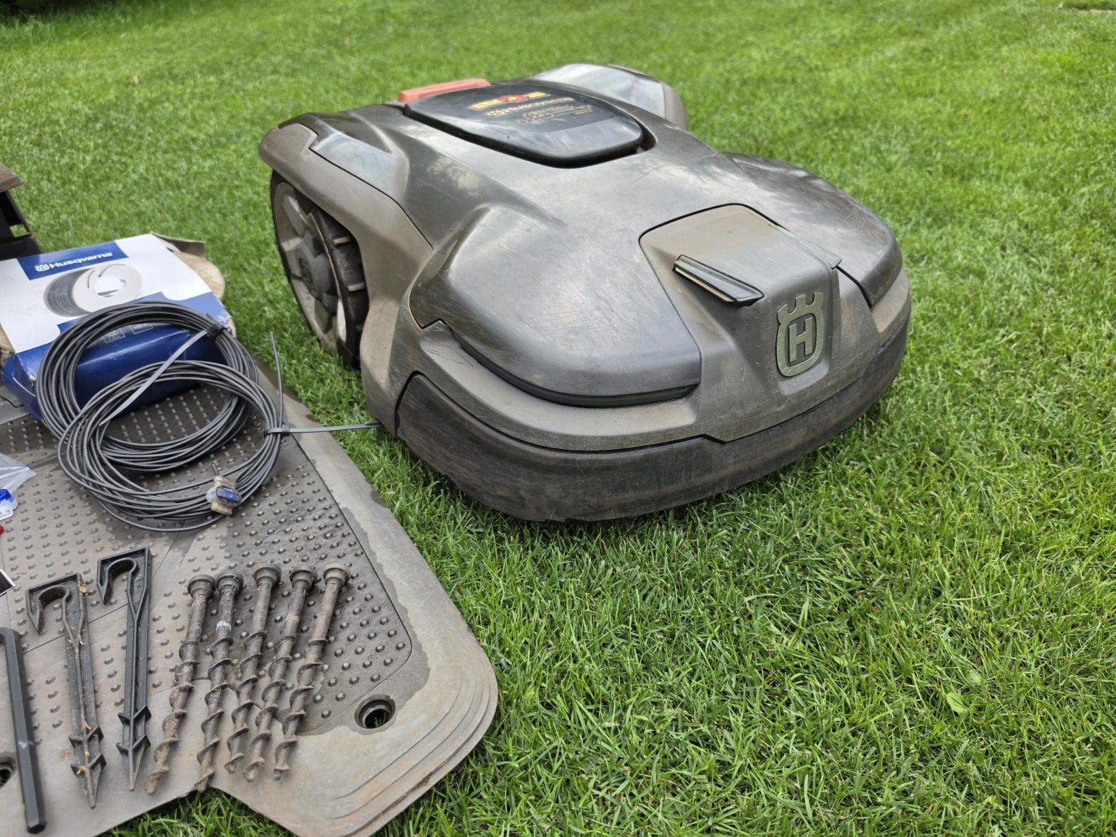 Husqvarna Automower 405x robotmaaier met nieuwe garage, Ophalen, Cirkelmaaier, Gebruikt, Minder dan 30 cm