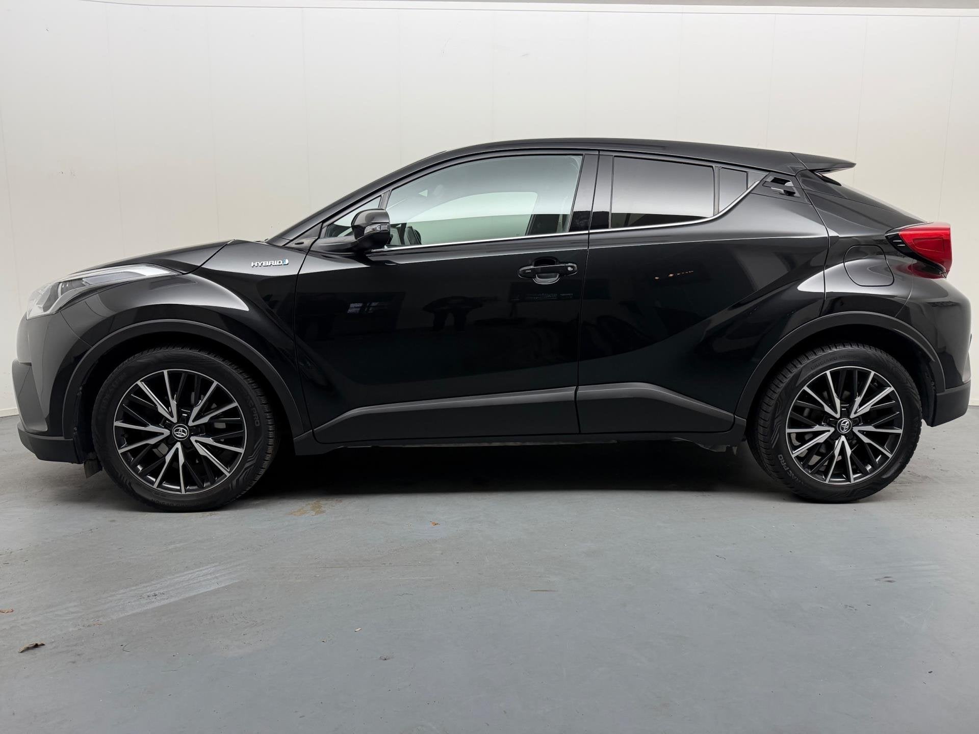 Toyota C-HR 1.8 Hybrid Dynamic # Camera # Navi # 18" # Nap #, Dealer onderhouden, Euro 6, 4 cilinders, Zwart