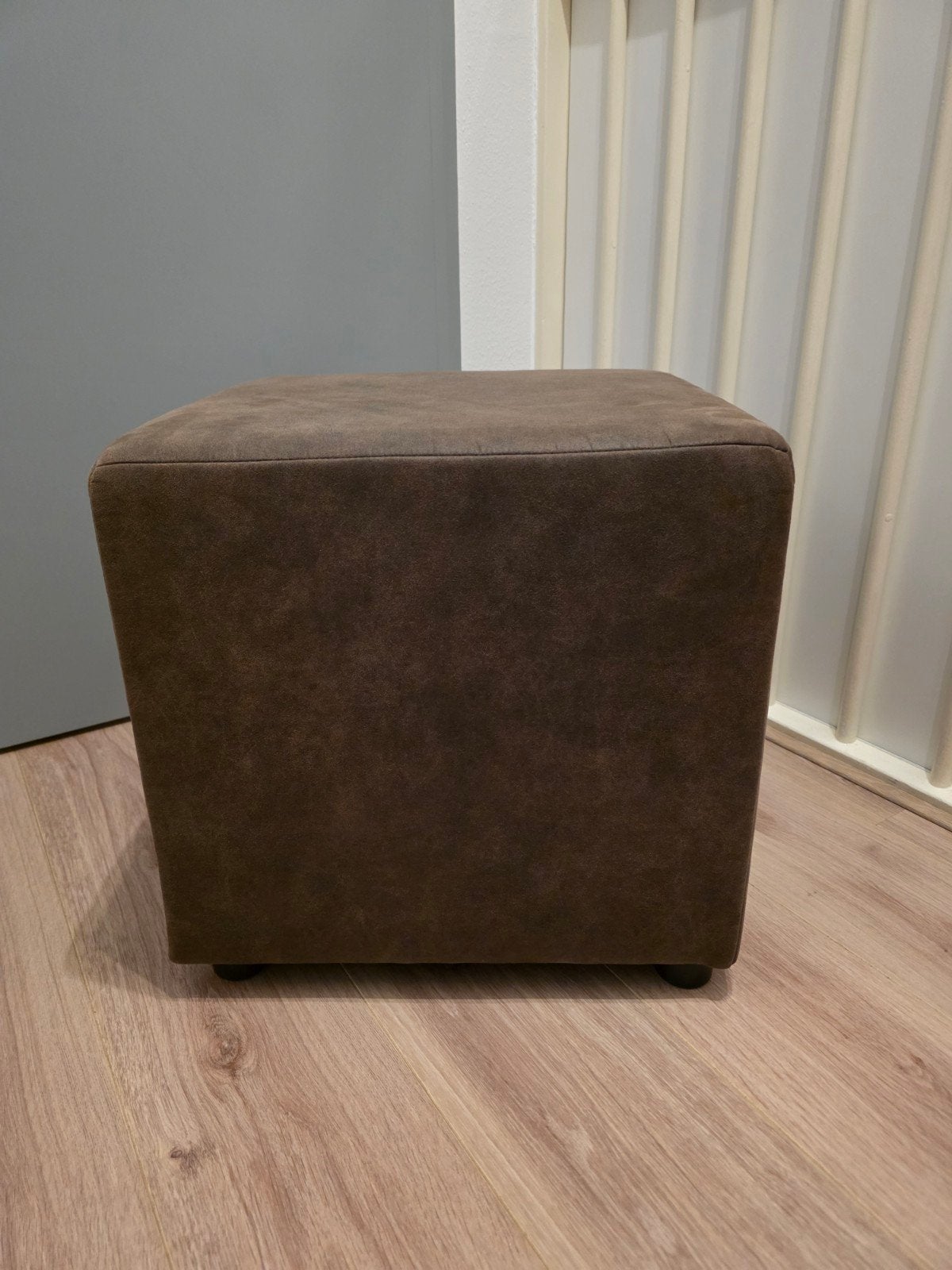 2 x Hocker Nando - Donkerbruin suède - 45x45x45 cm, Ophalen, Minder dan 50 cm, Vierkant, Minder dan 50 cm