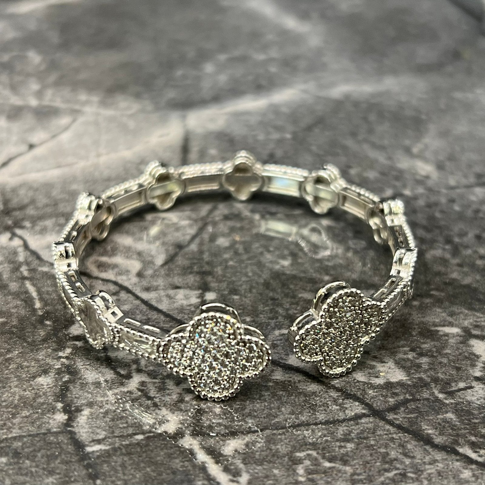 18 karaat witgouden armband klavervier model, Ophalen of Verzenden, Nieuw, Goud
