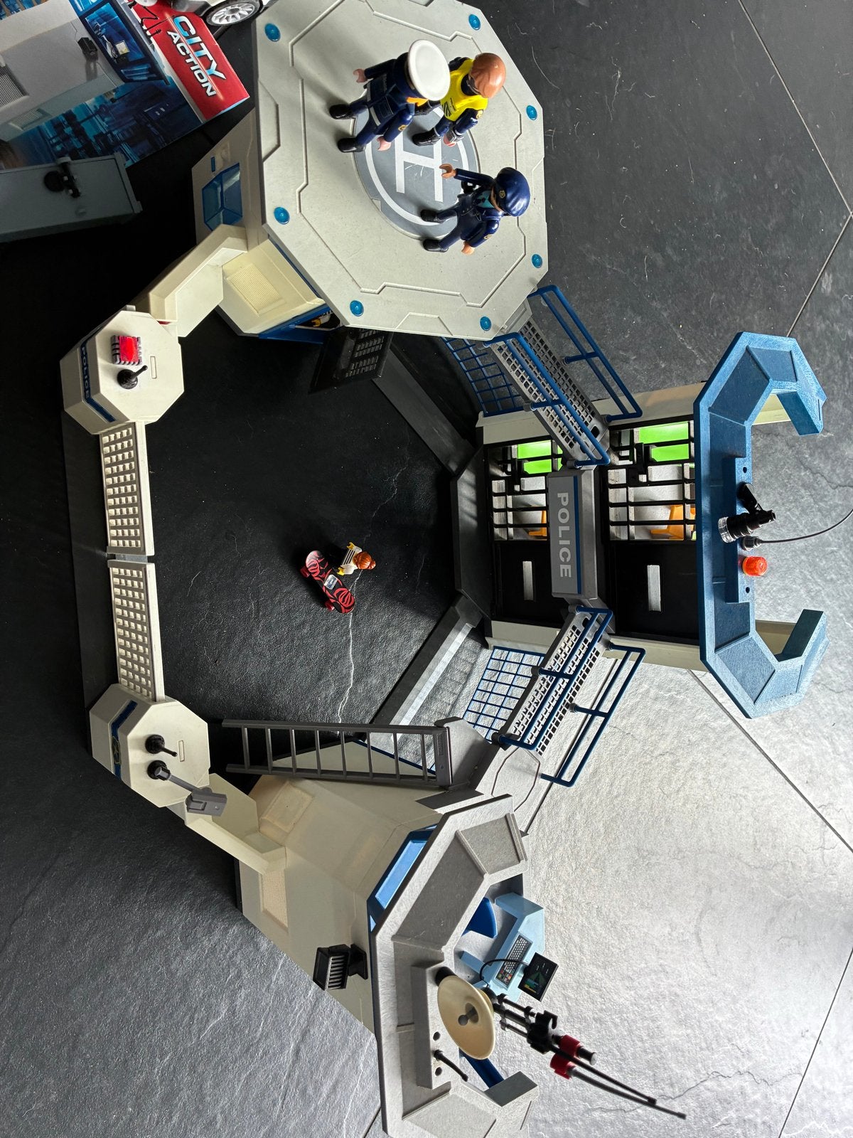 Playmobil Politiebureau met helikopterplatform en auto, Kinderen en Baby's, Speelgoed | Playmobil, Ophalen, Zo goed als nieuw