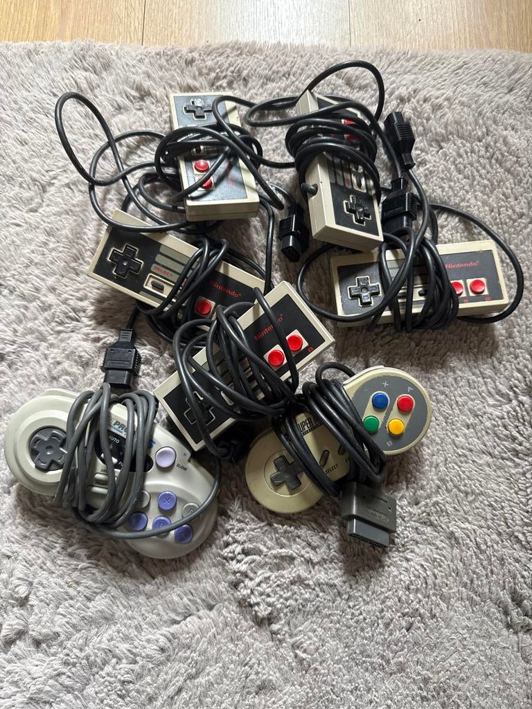 NES en SNES controllers - Allemaal werkend, Spelcomputers en Games, Spelcomputers | Nintendo NES, Ophalen of Verzenden, Gebruikt