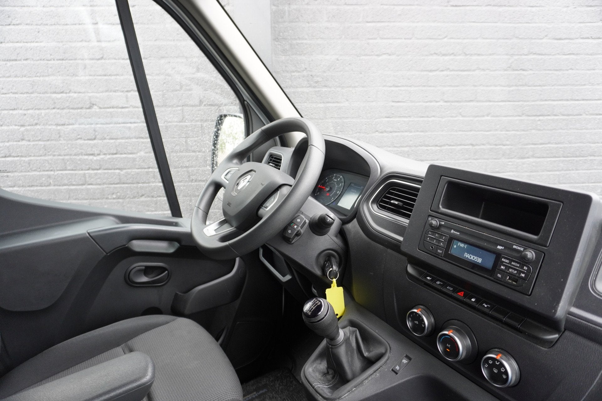 Renault Master 2.3 dCi 150PK L2H2 - EURO 6 - Airco - Cruise, Auto's, Voorwielaandrijving, Dealer onderhouden, Stof, Gebruikt