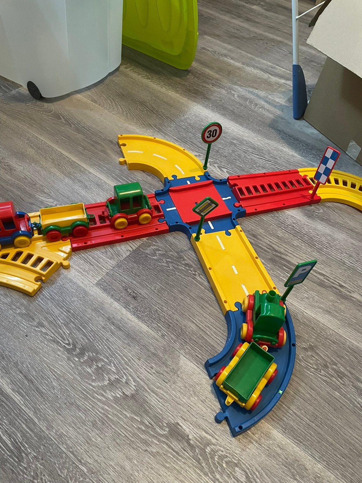Treinbaan en autobaan met autootjes, Kinderen en Baby's, Speelgoed | Speelgoedvoertuigen, Ophalen, Zo goed als nieuw