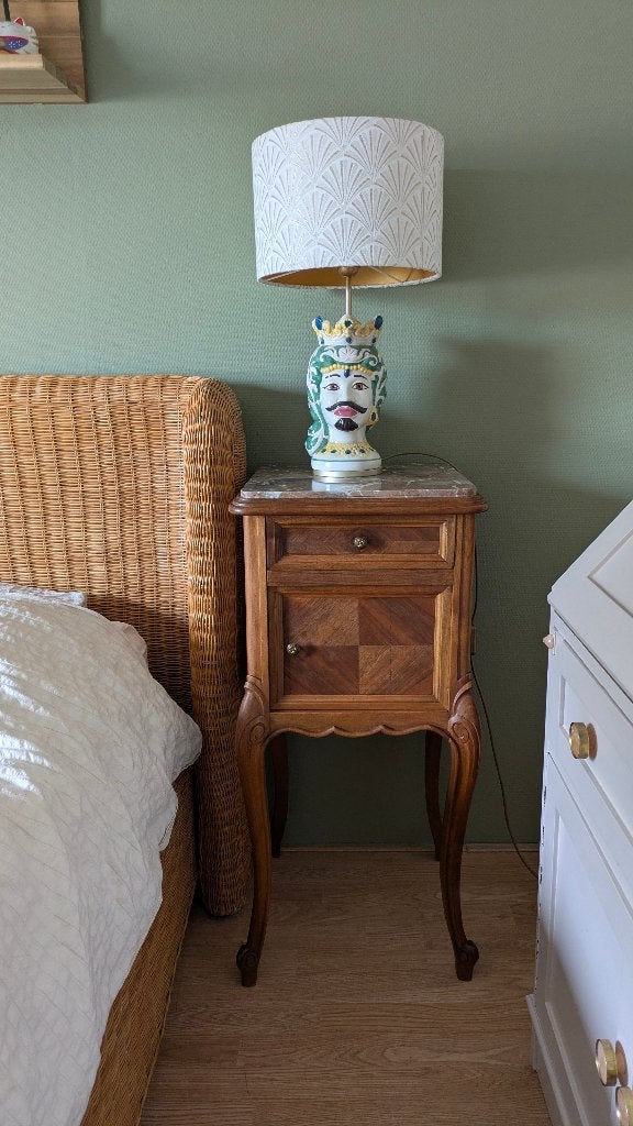 Antiek nachtkastje notenhout en marmer, Huis en Inrichting, Slaapkamer | Nachtkastjes, Ophalen, Gebruikt, Minder dan 45 cm, 70 cm of meer
