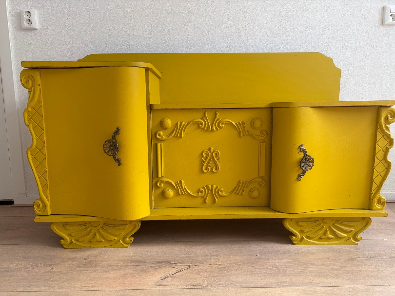 Uniek geel dressoir met sierlijke details, Antiek en Kunst, Ophalen