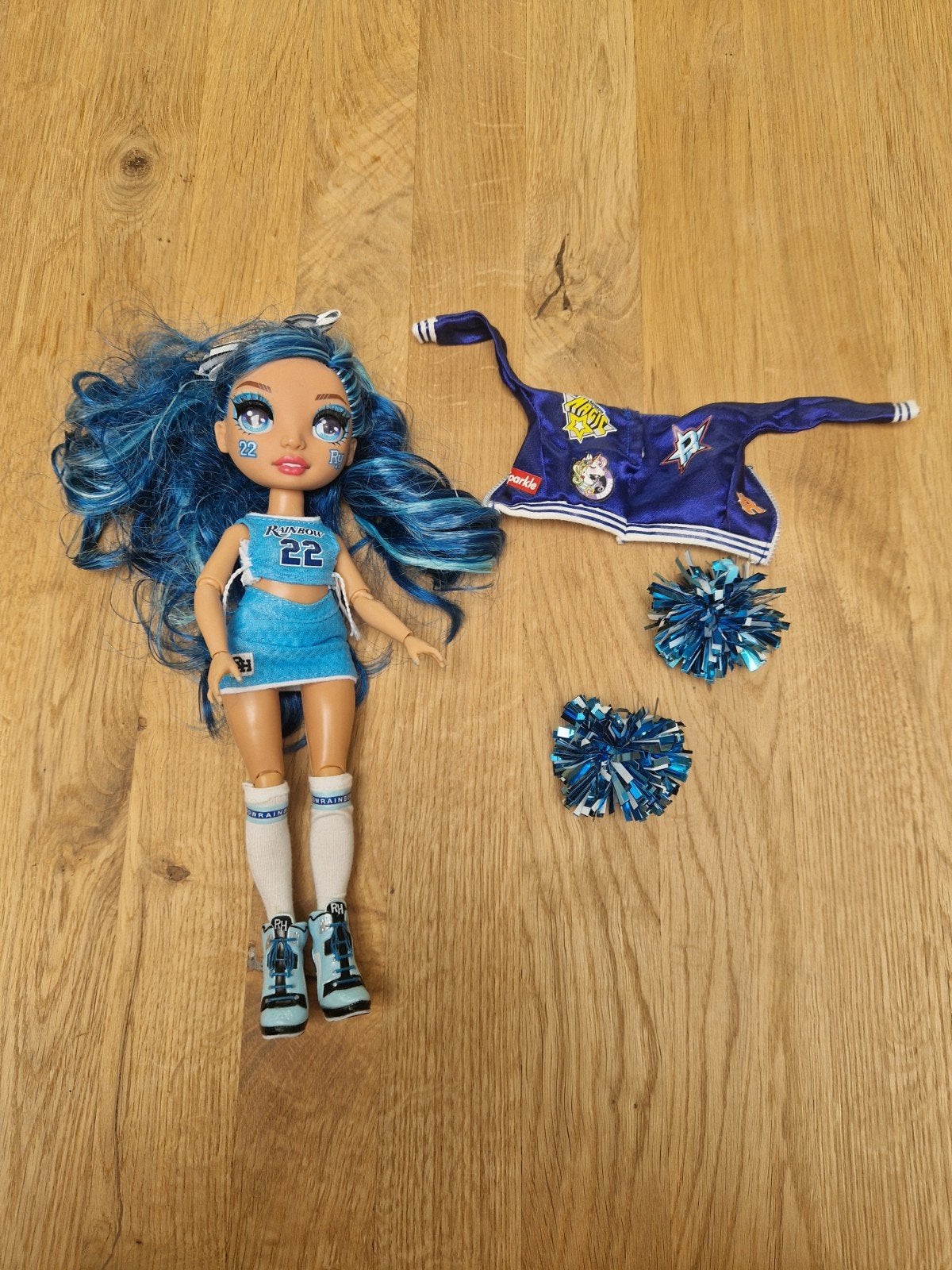 Rainbow High Cheer Doll Skyler Bradshaw met outfit en jasje, Ophalen of Verzenden, Gebruikt, Overige typen