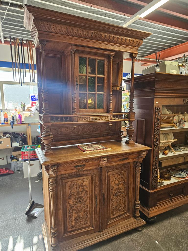 Antiek dressoir/buffetkast met glas-in-lood en houtsnijwerk
