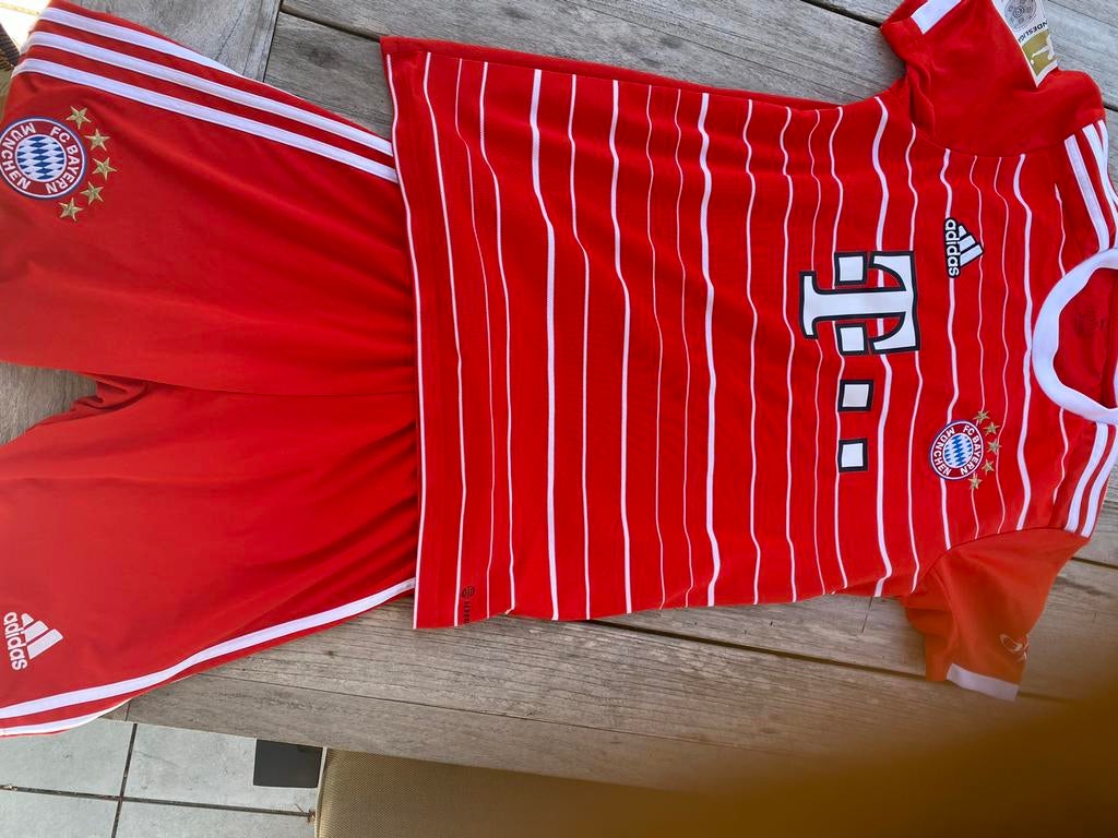 FC Bayern München maat m Thuisshirt en Broekje Musiala #42, Ophalen of Verzenden, Zo goed als nieuw, Jongen