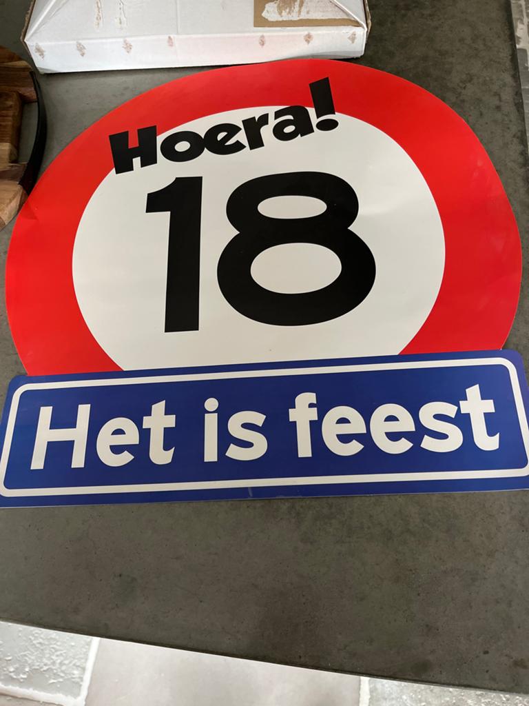 Hoera 18 jaar! Verkeersbord en 'Het is feest' bord, Ophalen of Verzenden, Gebruikt, Versiering, Verjaardag