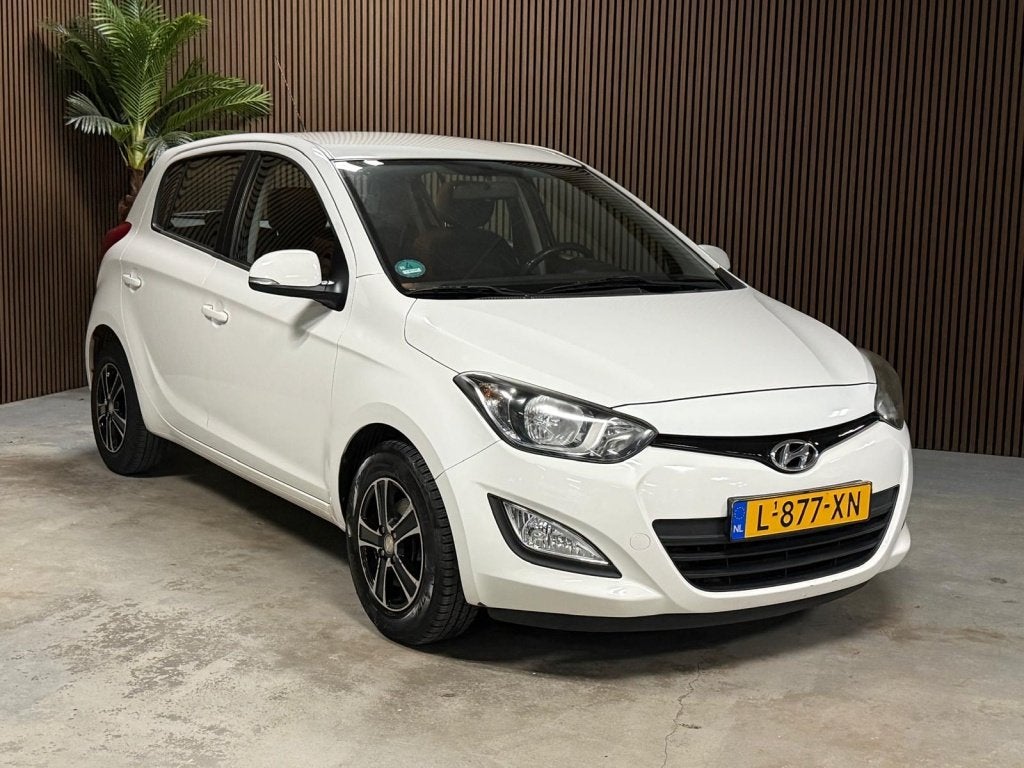 Hyundai i20 1.2i First Edition Nieuw Distributie ketting, Auto's, Euro 5, Gebruikt, 31 €/maand, 4 cilinders