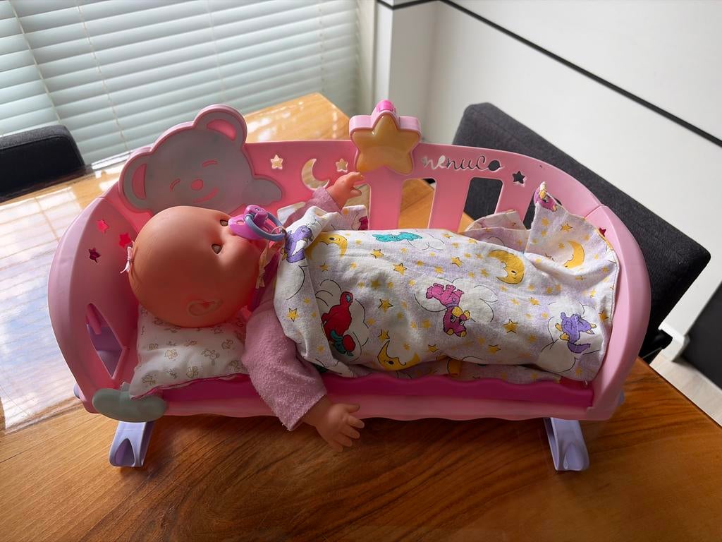 Nenuco Poppenbedje met pop en accessoires, Ophalen of Verzenden, Gebruikt, Babypop