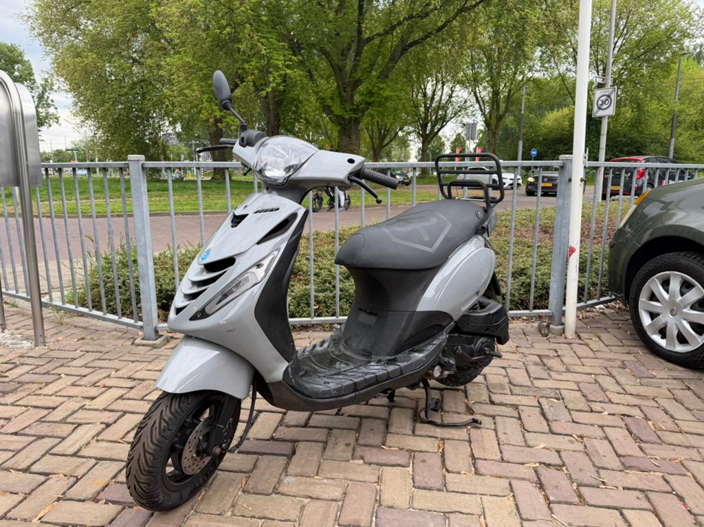 Piaggio Zip SP 4T, Led verlichting, Nardo grey, Fietsen en Brommers, Scooters | Piaggio, Ophalen, Zo goed als nieuw, Benzine, Zip