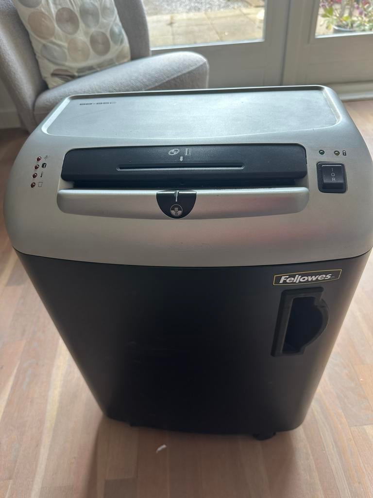 Fellowes versniperaar, Ophalen