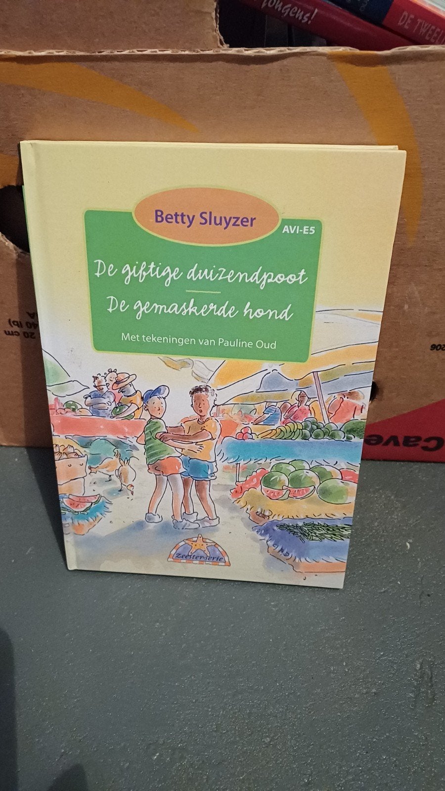 De giftige duizendpoot & De gemaskerde hond - Betty Sluyzer, Ophalen of Verzenden, Zo goed als nieuw, Betty Sluyzer, Fictie algemeen