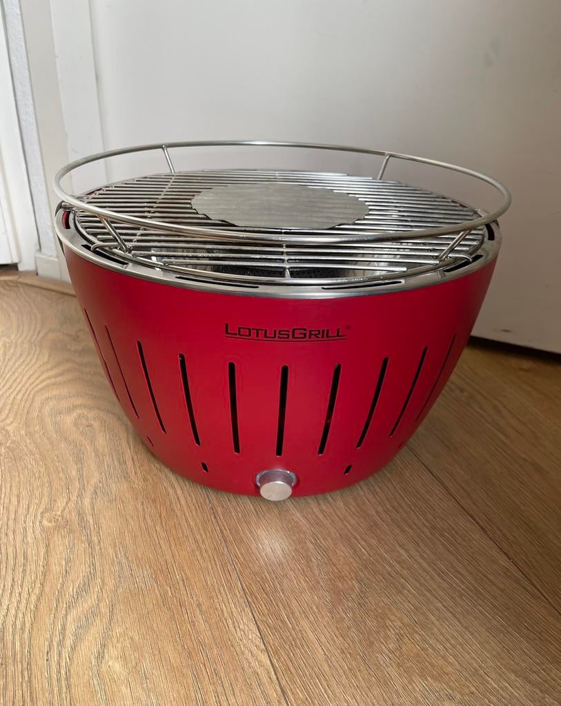 Barbecue LotusGrill Classic Rood (Ø35 cm), Tuin en Terras, Houtskoolbarbecues, Ophalen of Verzenden, Zo goed als nieuw, Met accessoires