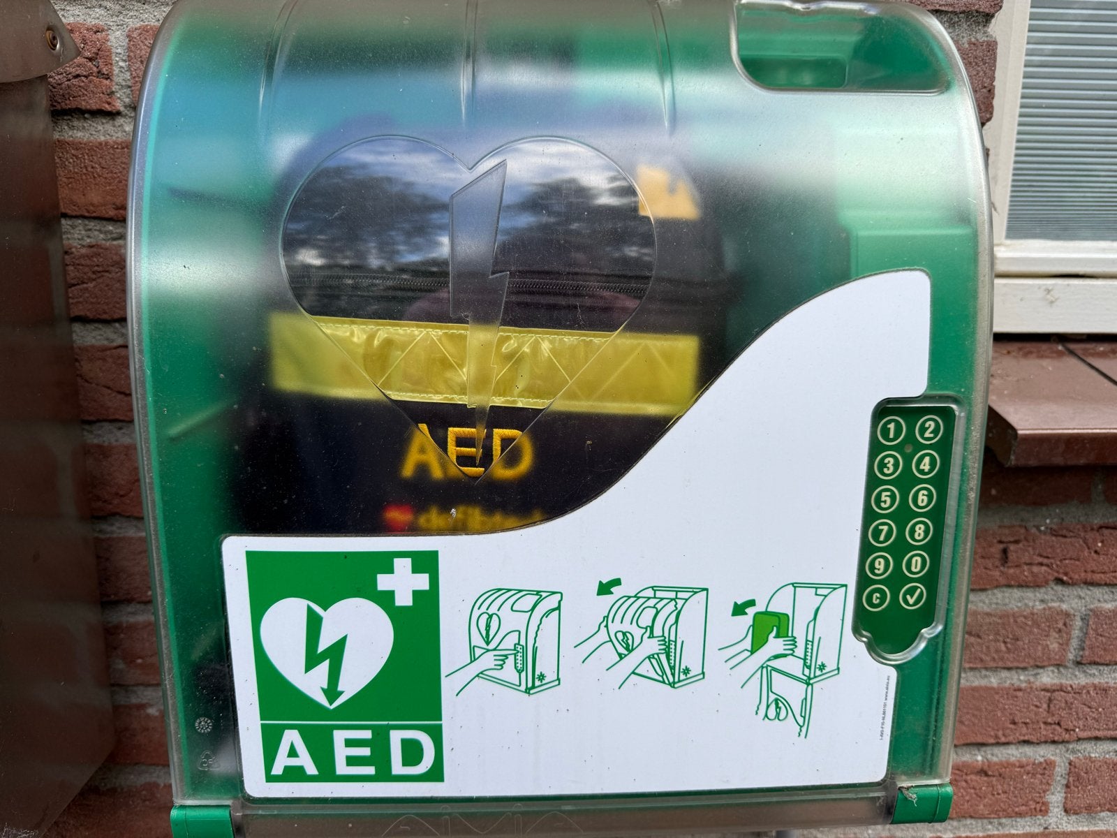Defibtech Lifeline AED met Aivia 210 buitenkast, Ophalen of Verzenden, Zo goed als nieuw