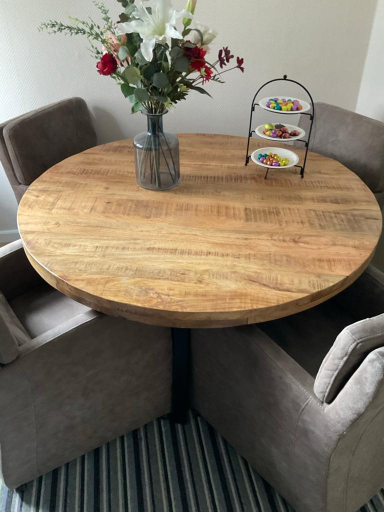 Ronde eettafel van mangohout met 4 stoelen, Ophalen, 100 tot 150 cm, Rond, Zo goed als nieuw