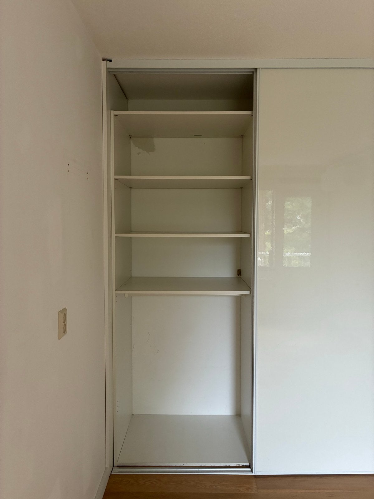 Kledingkast met schuifdeuren en planken - gratis af te halen, Huis en Inrichting, Gebruikt, 200 cm of meer, 150 tot 200 cm, Ophalen of Verzenden