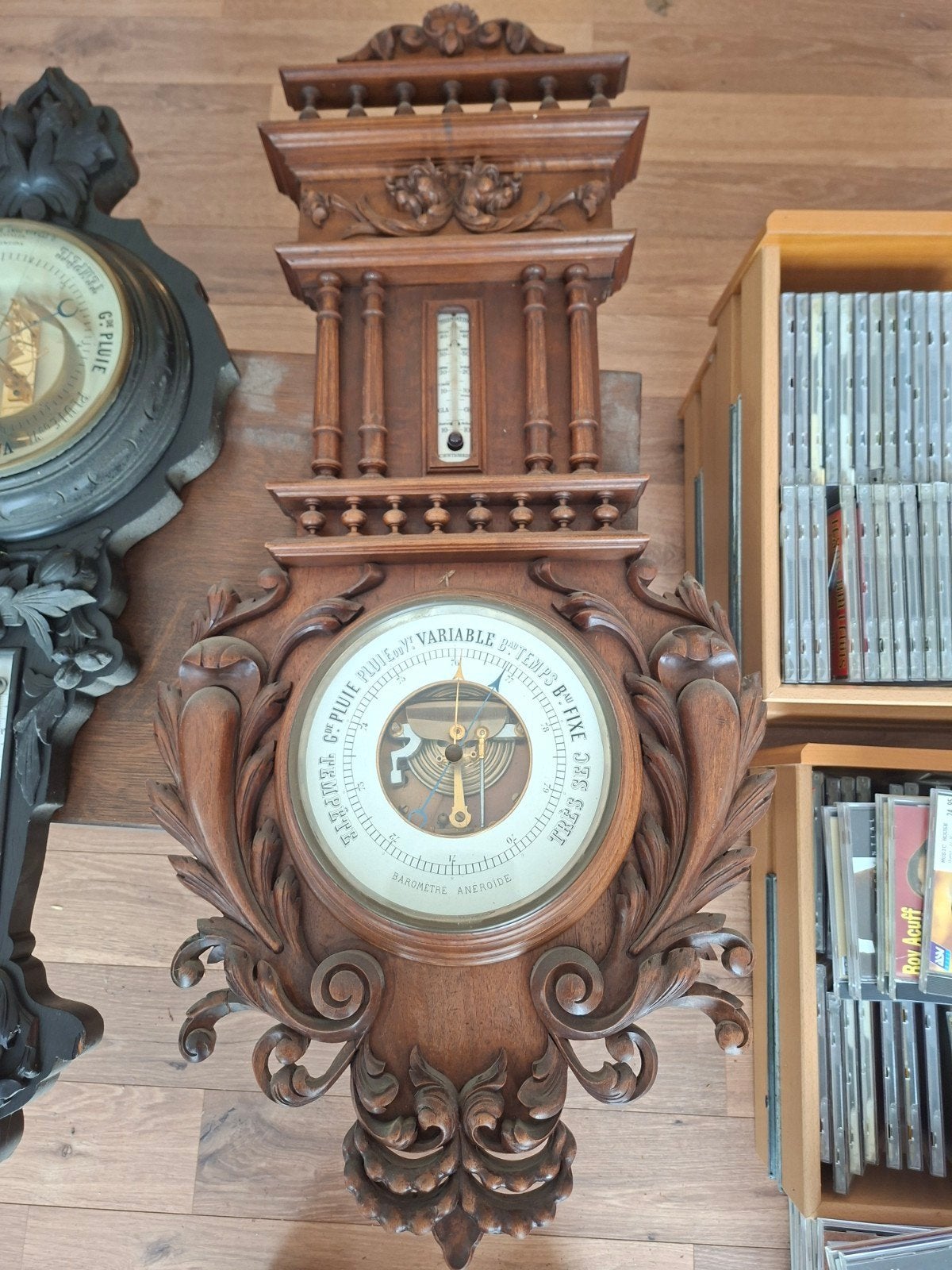 Antieke Barometer met Thermometer - Houtsnijwerk, Audio, Tv en Foto, Weerstations en Barometers, Ophalen of Verzenden, Gebruikt