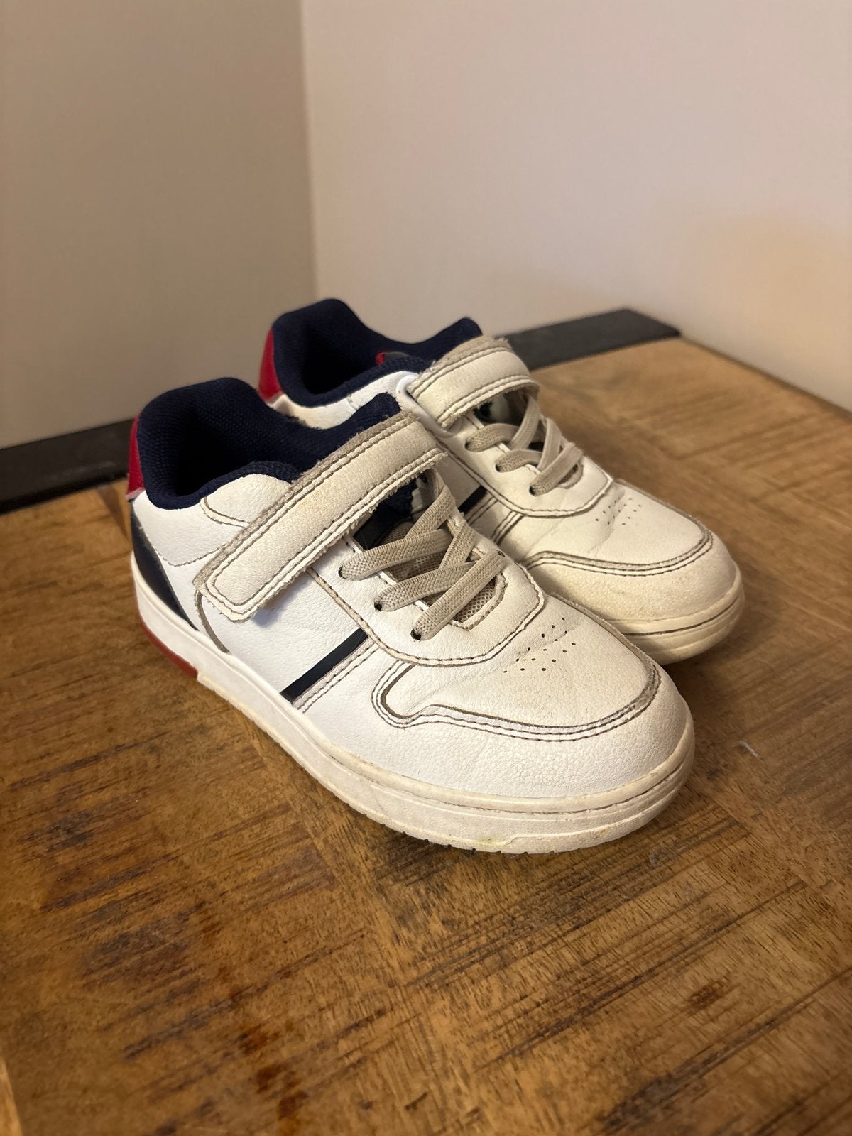 Levi's sneakers maat 28 - Wit/Blauw/Rood, Gebruikt, Jongen of Meisje, Schoenen, Ophalen of Verzenden