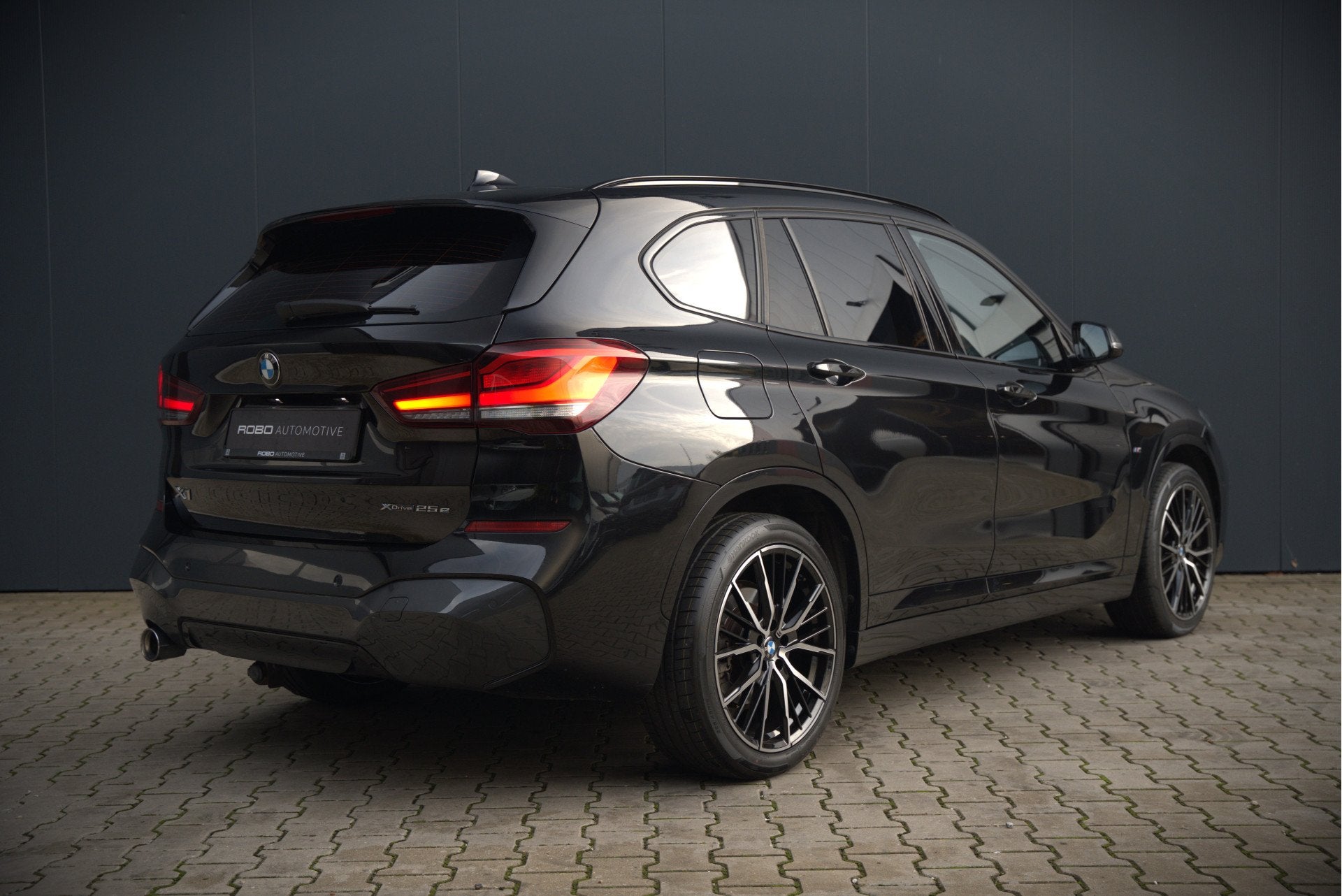 BMW X1 xDrive25e Executive M Sport | Stoelverwarming | Trekh, Automatische klimaatregeling, Gebruikt, 95 pk, Leder en Stof
