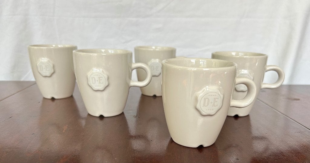 Set van 5 koffiemokjes met logo Douwe Egberts, Ophalen of Verzenden, Zo goed als nieuw, Overige stijlen, Kop(pen) en/of Schotel(s)
