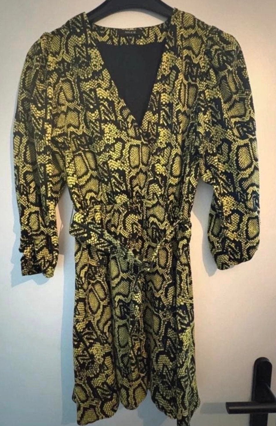 Nikkie jurk met slangenprint - Maat 36 (S), Geel, Ophalen of Verzenden, Zo goed als nieuw, Maat 36 (S)