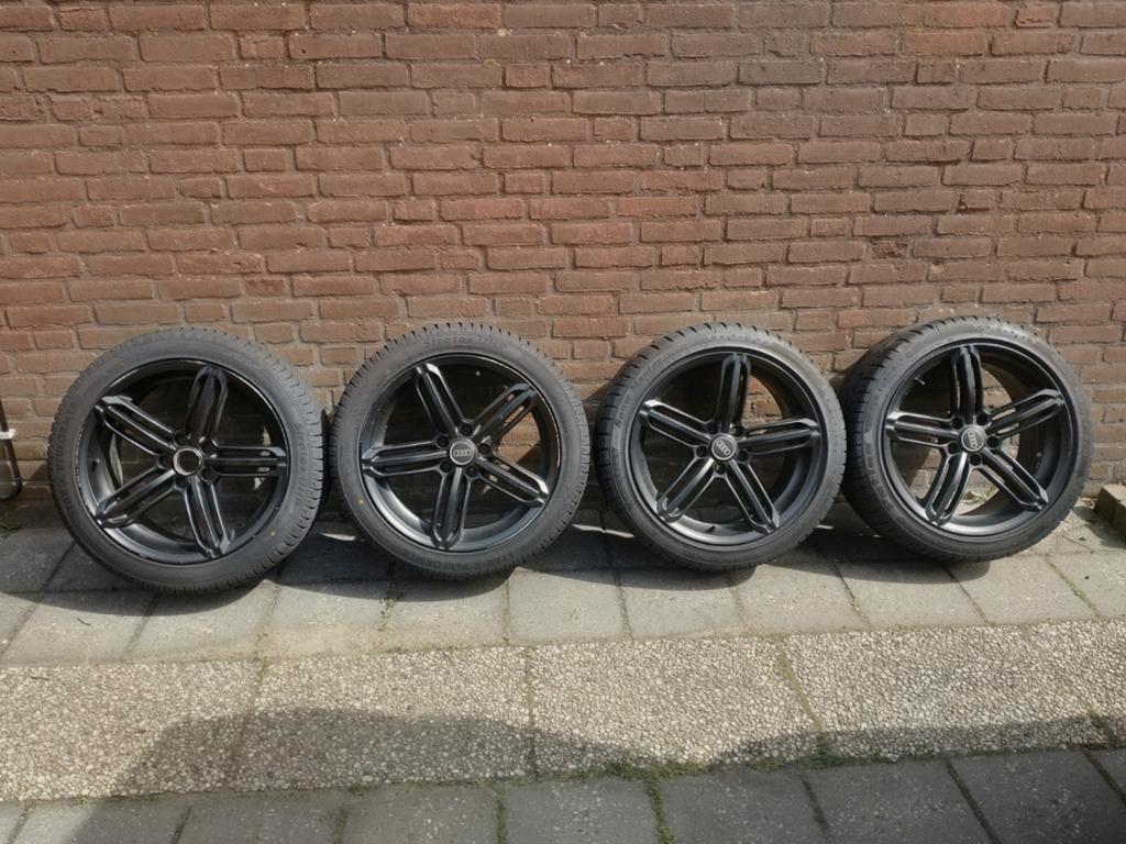 Audi A4 zwarte 18 inch 235/45, 245/40 velgen met winterband., Auto-onderdelen, Banden en Velgen, Ophalen, 18 inch, Gebruikt, Banden en Velgen