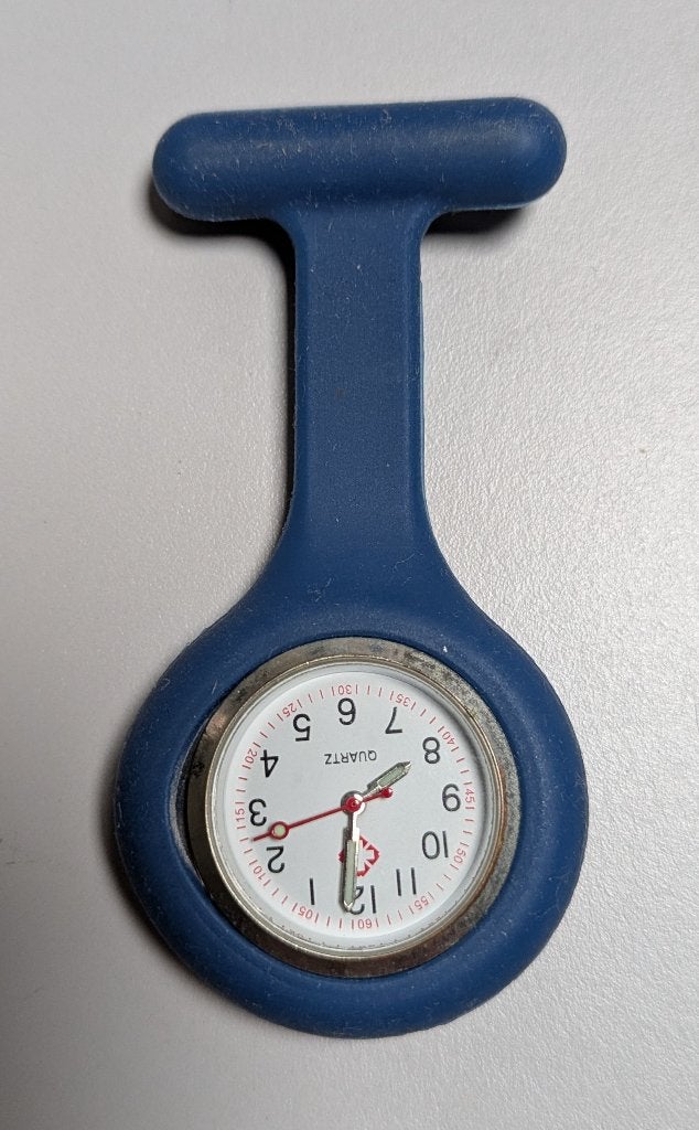 Blauw verpleegstershorloge en een metalen penhouder, Sieraden, Tassen en Uiterlijk, Horloges | Dames, Overige merken, Overige materialen