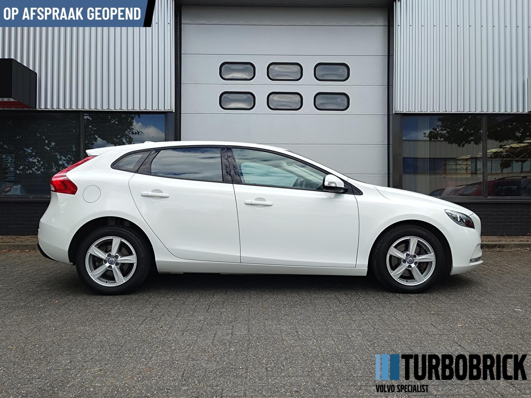 Volvo V40 2.0 T2 Kinetic |Clima|Navi|PDC|Stoelverw.|MY2016|L, Voorwielaandrijving, Stof, Gebruikt, Zwart