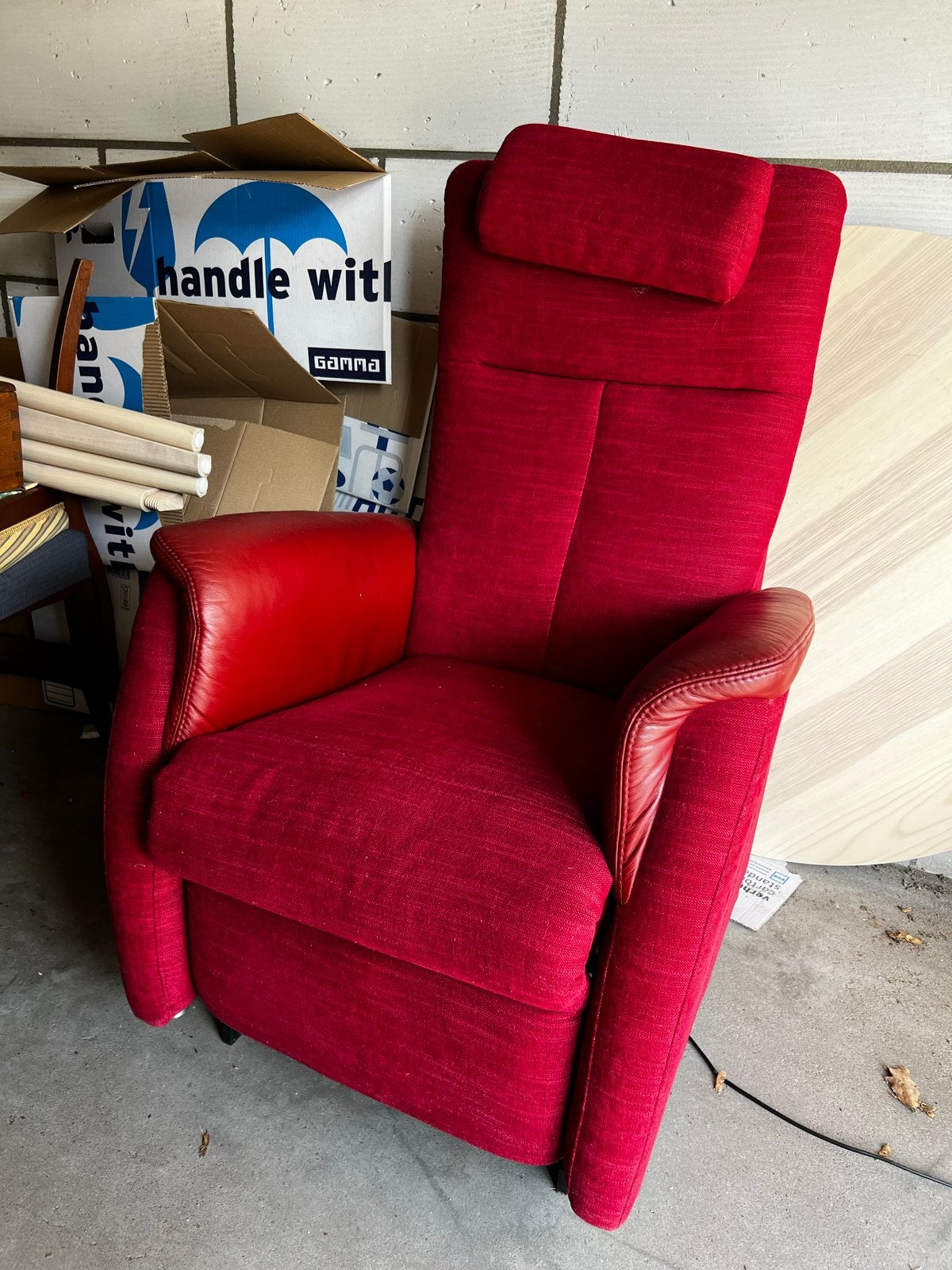 Prominent Relaxfauteuil - Rood, Elektrisch Verstelbaar, Ophalen, Gebruikt, Leer, 75 tot 100 cm
