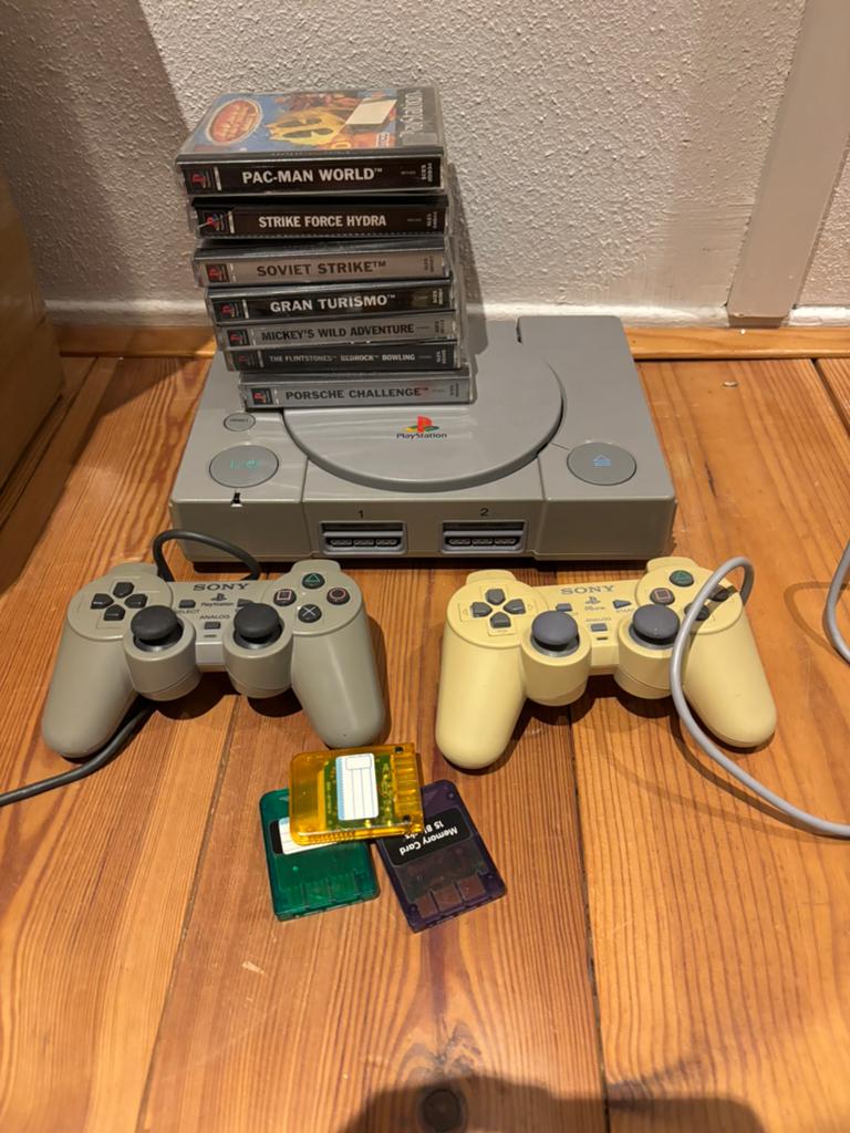 Playstation 1, Spelcomputers en Games, Spelcomputers | Sony PlayStation 1, Ophalen of Verzenden, Gebruikt, Met 2 controllers, Met games