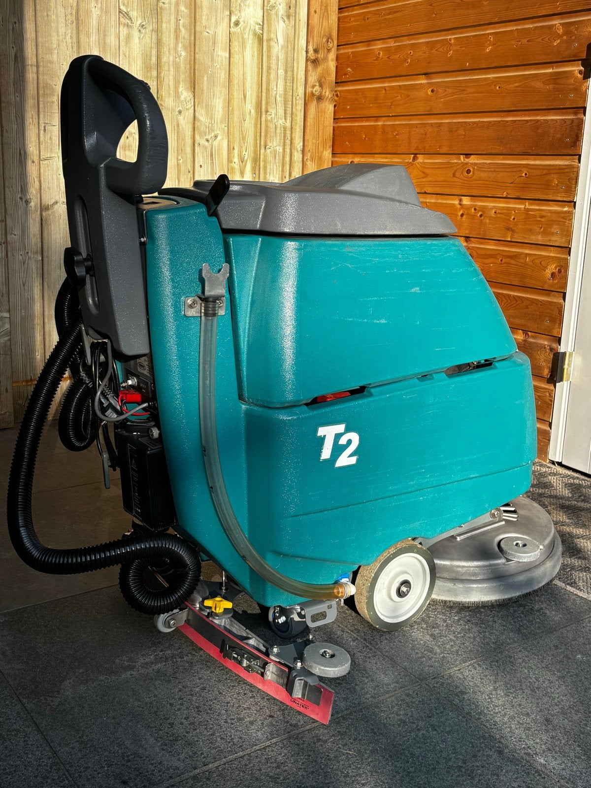 Tennant T2 Schrob- en Zuigmachine - Compact en Krachtig, Ophalen, Gebruikt, Schrobmachine