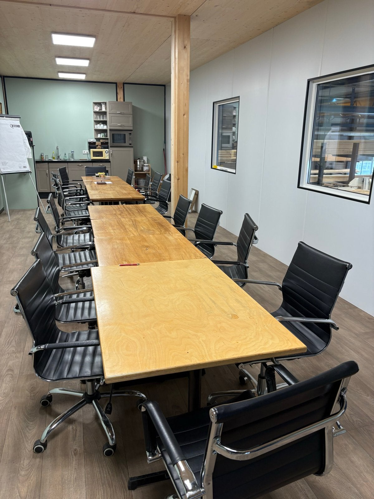 Grote vergadertafel met 20 stoelen - nette staat!, Ophalen, Overige typen, Gebruikt, Hout