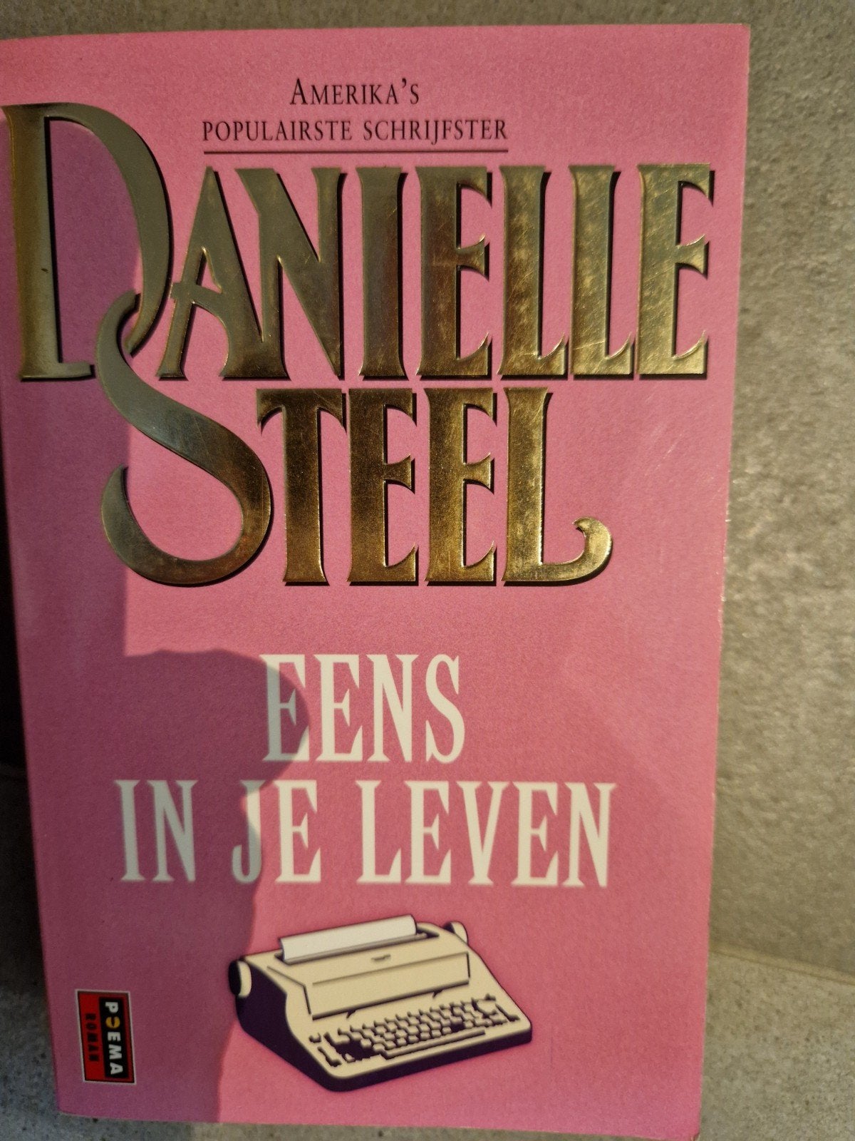 Danielle Steel - Eens in je leven (Roman), Ophalen of Verzenden, Gelezen, Danielle Steel