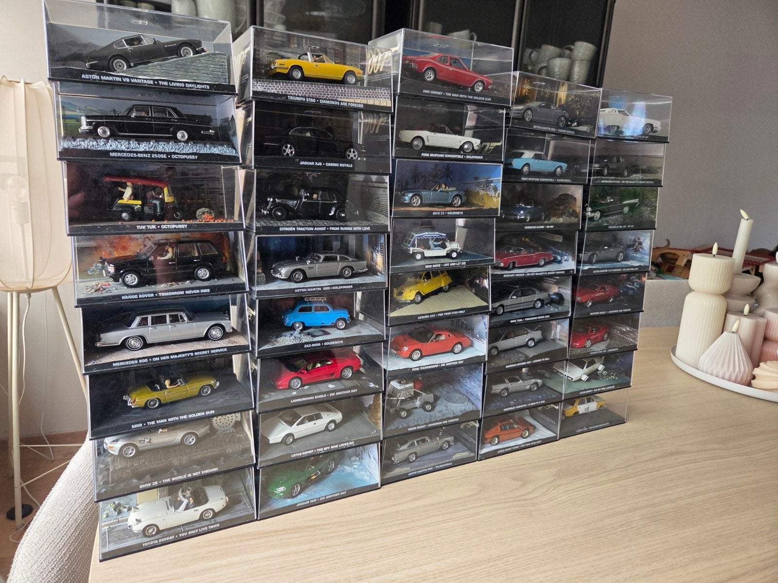 James Bond Auto Collectie - 40 Stuks in Vitrine, Ophalen of Verzenden, Zo goed als nieuw, Auto