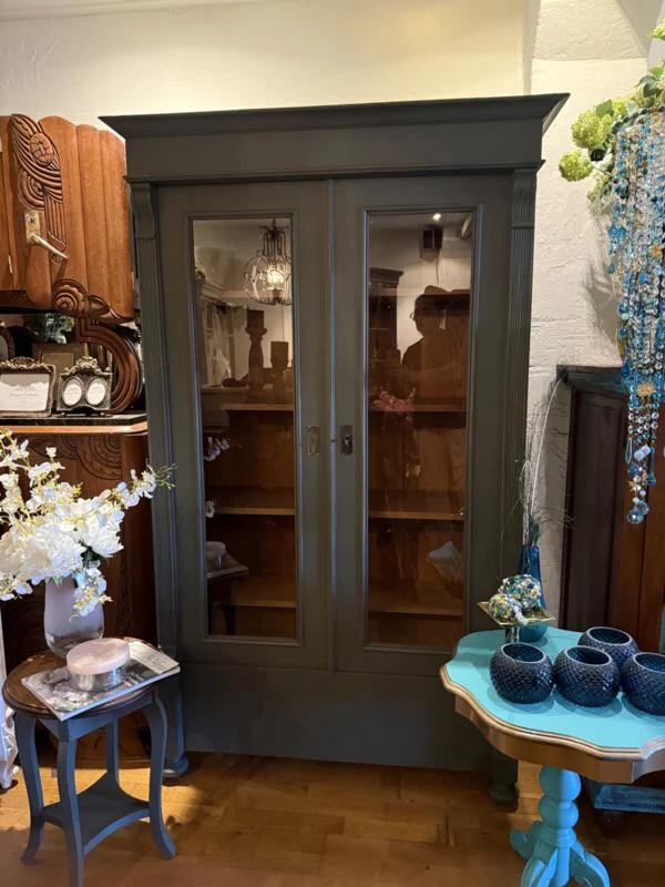 Antieke vitrinekast, vintage servieskast, brocante kast VdlM, Ophalen, Met deur(en), 100 tot 150 cm, Oude glaskast, keukenkast, vitrine olijfgroen, groen landelijk