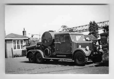 tankwagen-locatie?-, Ophalen of Verzenden, Voor 1940, Zo goed als nieuw, Gebouw