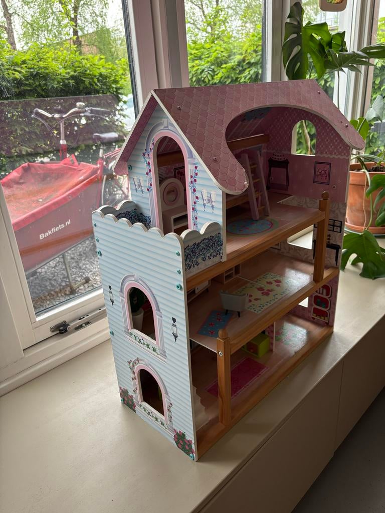 Groot en gedetailleerd houten poppenhuis, Kinderen en Baby's, Speelgoed | Poppen, Gebruikt, Overige typen, Ophalen