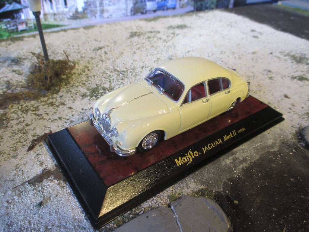 1/43 Jaguar Mk.2 - Maisto Cream White / donkerrood interieur, Ophalen of Verzenden, Nieuw, Auto, Overige merken