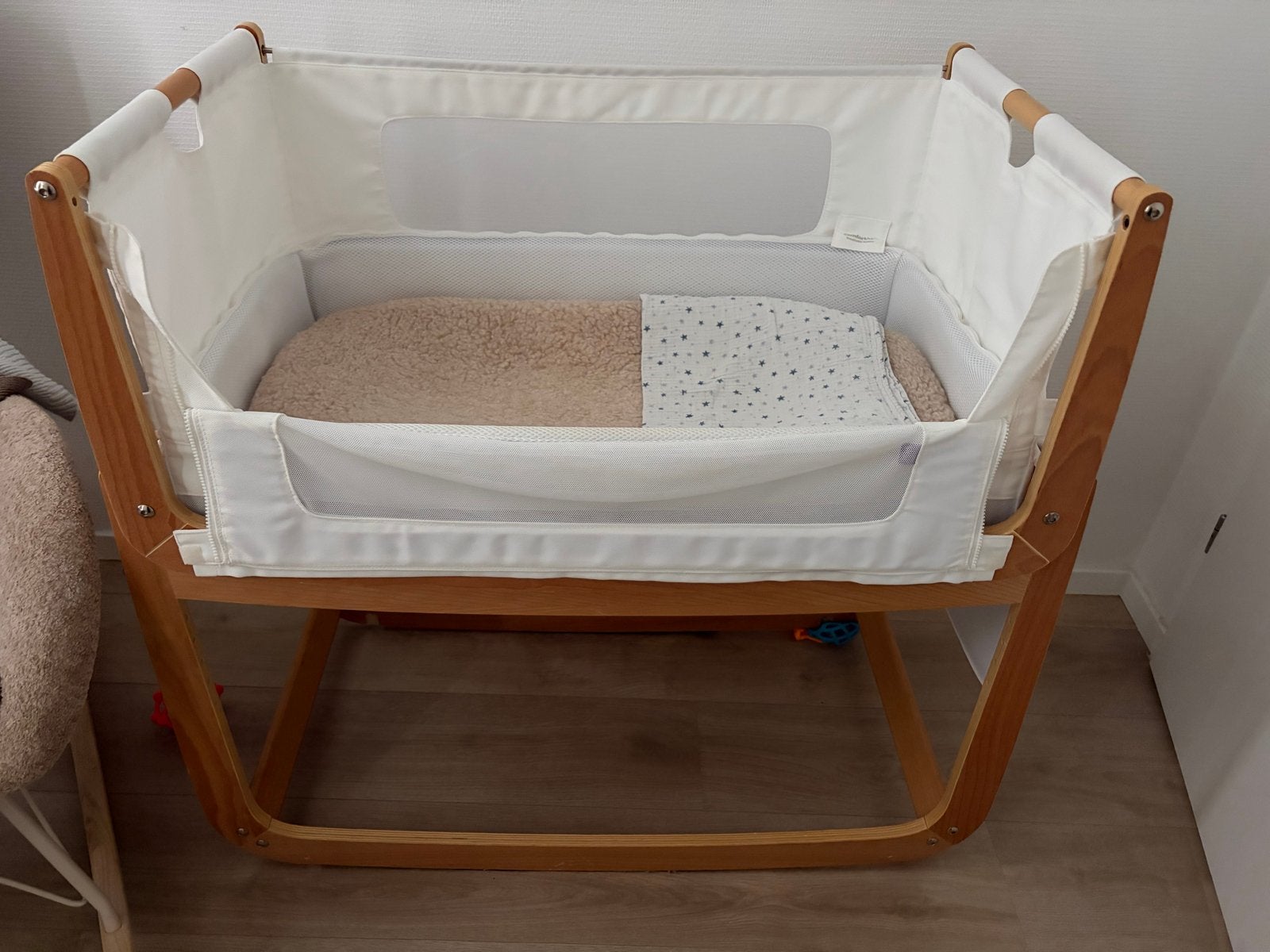 Snuzpod 4 Cosleeper - Ideaal voor hoge boxspring, Kinderen en Baby's, Ophalen, Zo goed als nieuw, Wieg