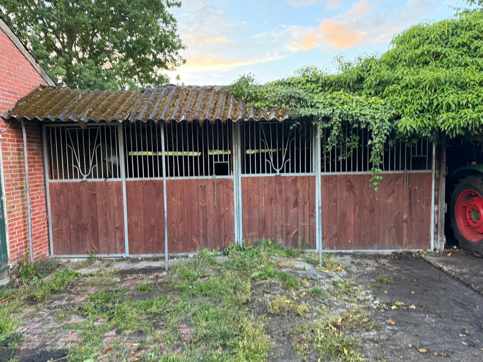 2 voorwanden paarden stal met tussen stuk