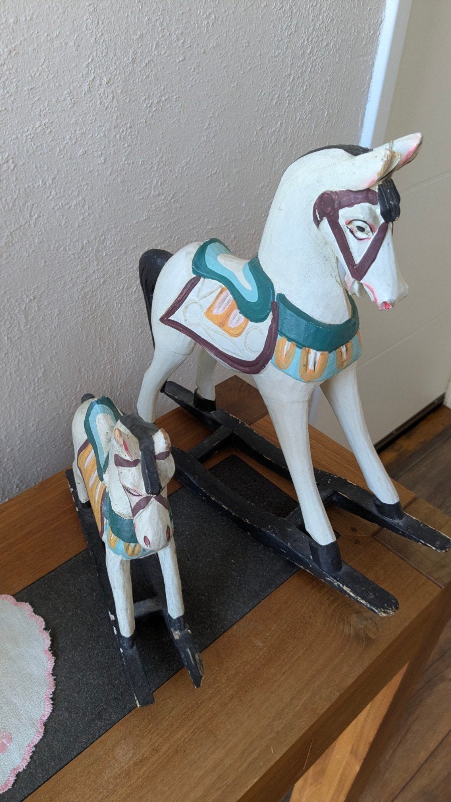 Twee vintage houten hobbelpaarden deco, Ophalen, Gebruikt, Hout, Brocante