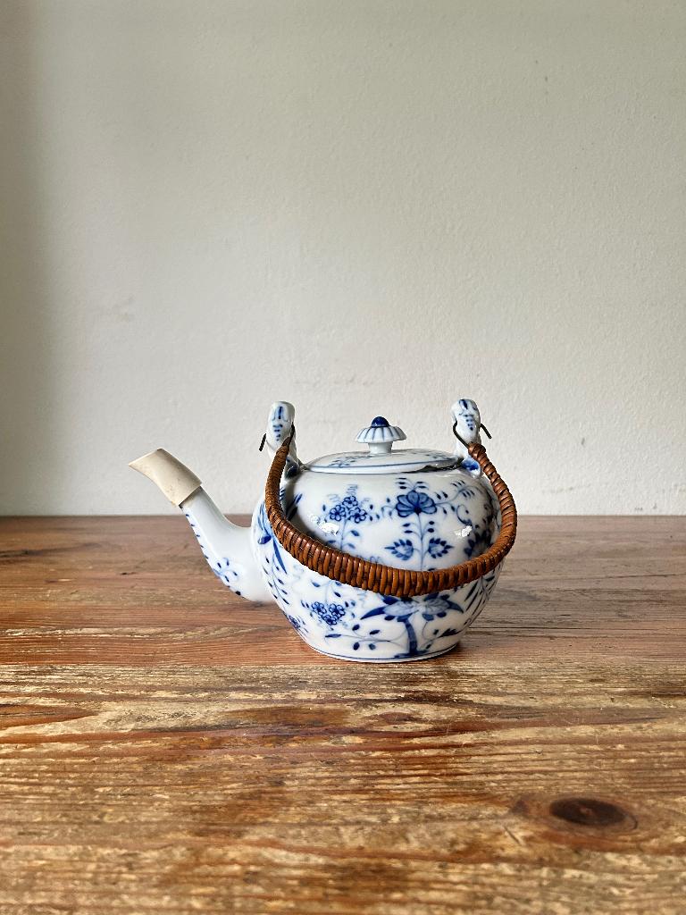 Theepot - porselein - met rieten hengsel - Zwiebelmuster, Ophalen of Verzenden