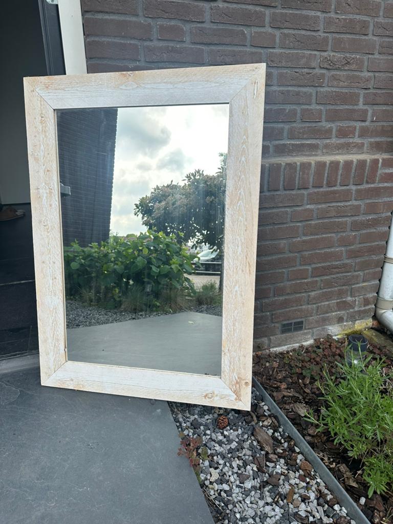 GRATIS grote spiegel met houten lijst, Ophalen, Zo goed als nieuw
