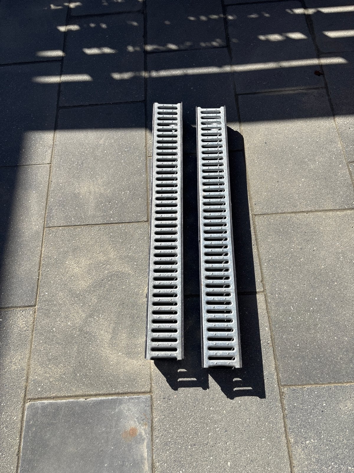 Twee gebruikte afvoergoten met rooster, Ophalen, Gebruikt, Minder dan 20 mm, Minder dan 2 meter